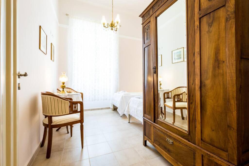 Neoclassical Flat With 2 Bedrooms In El Pireo Exterior foto