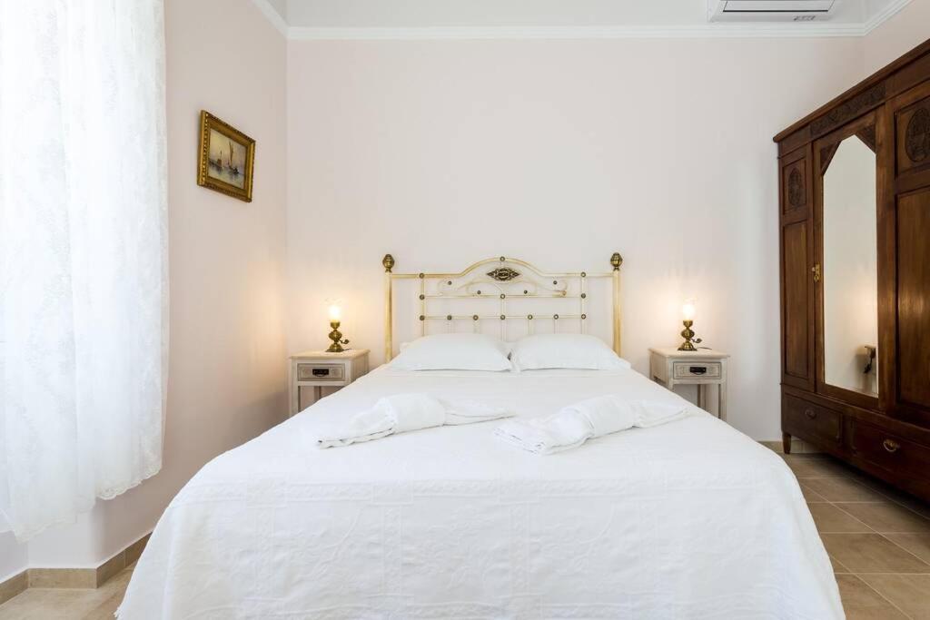 Neoclassical Flat With 2 Bedrooms In El Pireo Exterior foto