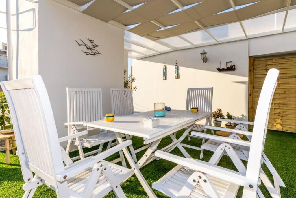Neoclassical Flat With 2 Bedrooms In El Pireo Exterior foto