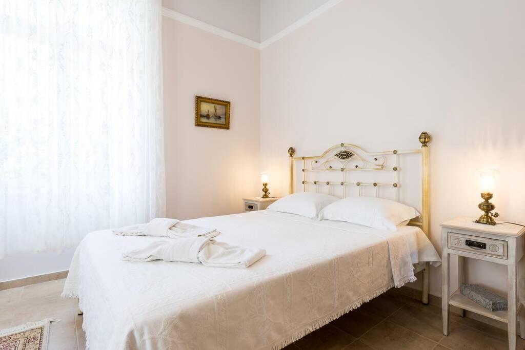 Neoclassical Flat With 2 Bedrooms In El Pireo Exterior foto