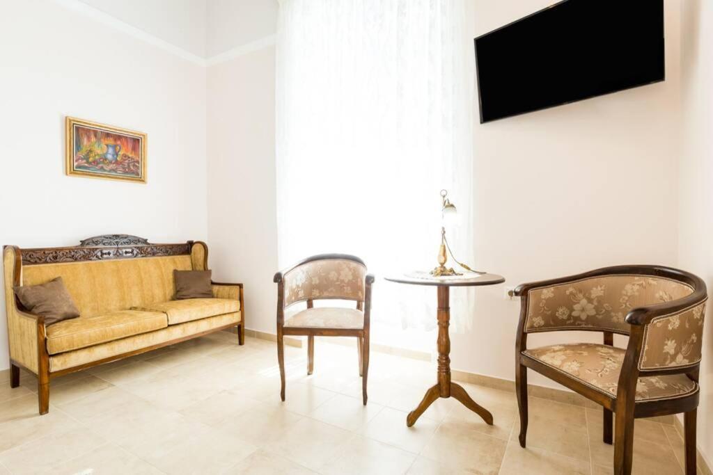 Neoclassical Flat With 2 Bedrooms In El Pireo Exterior foto