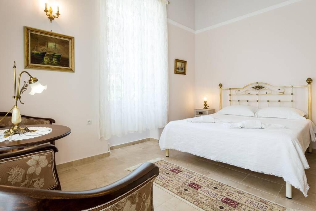 Neoclassical Flat With 2 Bedrooms In El Pireo Exterior foto