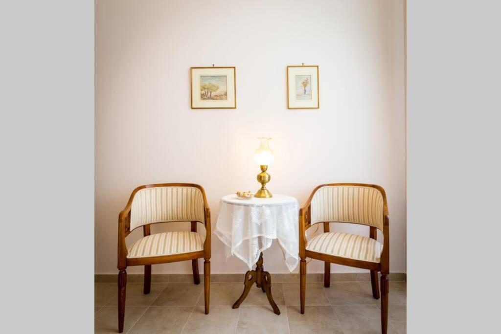 Neoclassical Flat With 2 Bedrooms In El Pireo Exterior foto