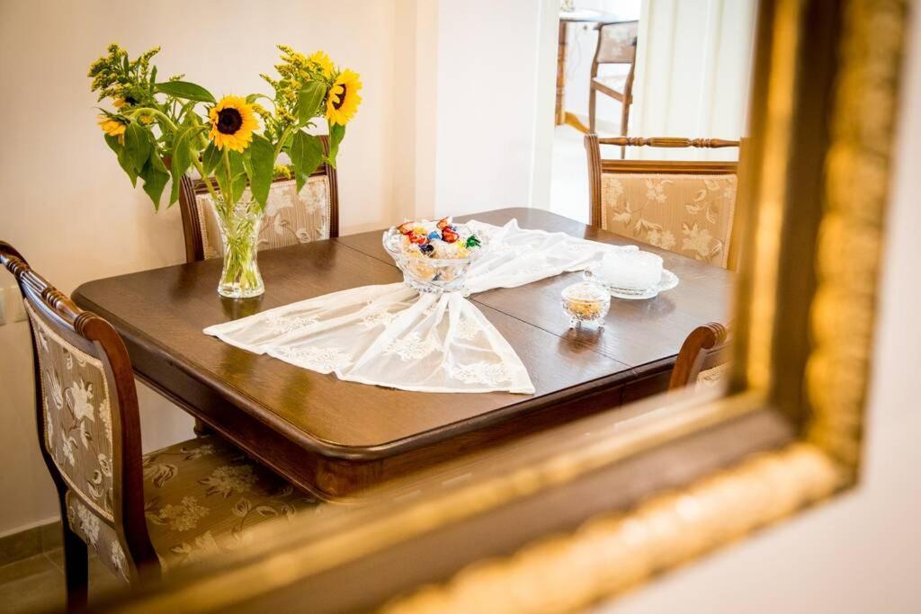Neoclassical Flat With 2 Bedrooms In El Pireo Exterior foto