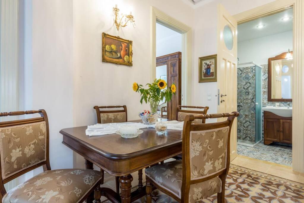 Neoclassical Flat With 2 Bedrooms In El Pireo Exterior foto