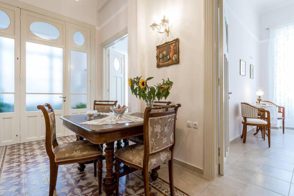 Neoclassical Flat With 2 Bedrooms In El Pireo Exterior foto