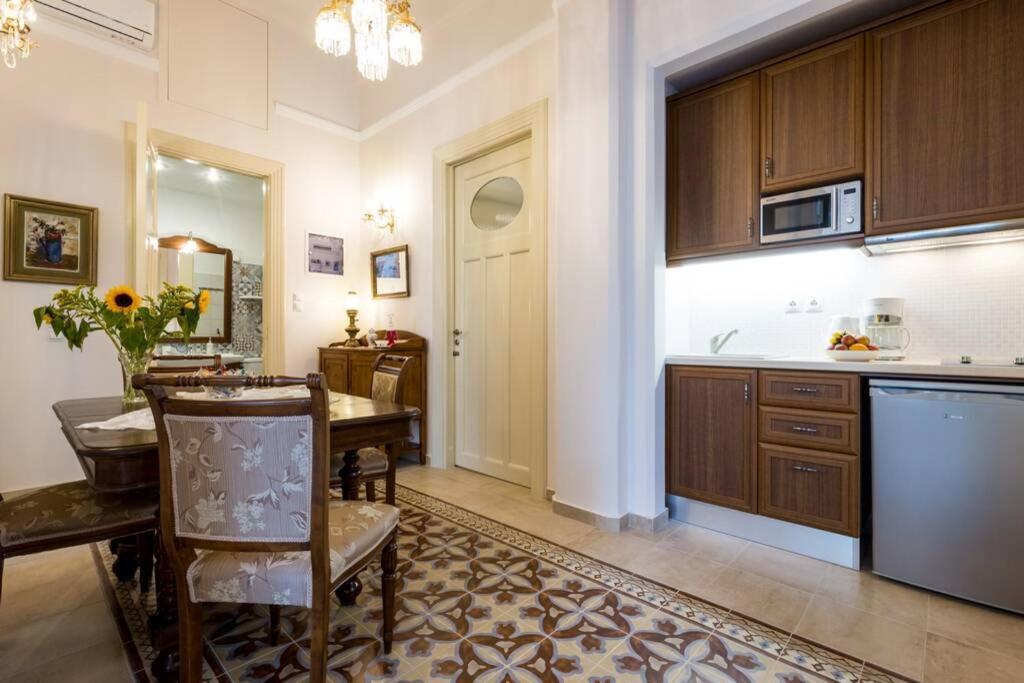 Neoclassical Flat With 2 Bedrooms In El Pireo Exterior foto